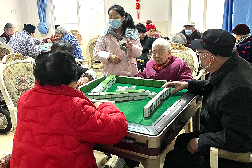 成都养老院里的代际沟通课，小学生与老人结对子，让爱与智慧跨越时光